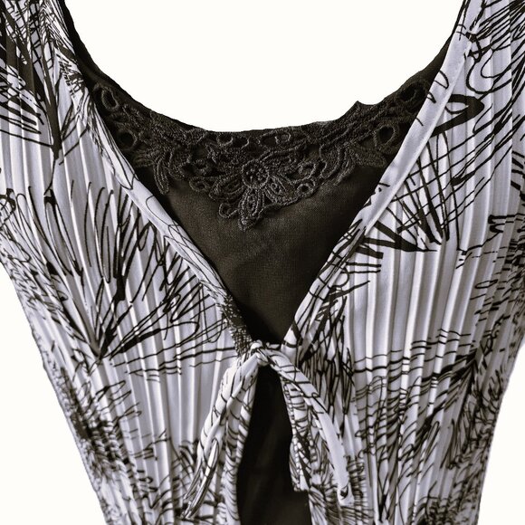 *New Low Price* Black & White Crinkle Layered Blouse - Picture 4 of 6